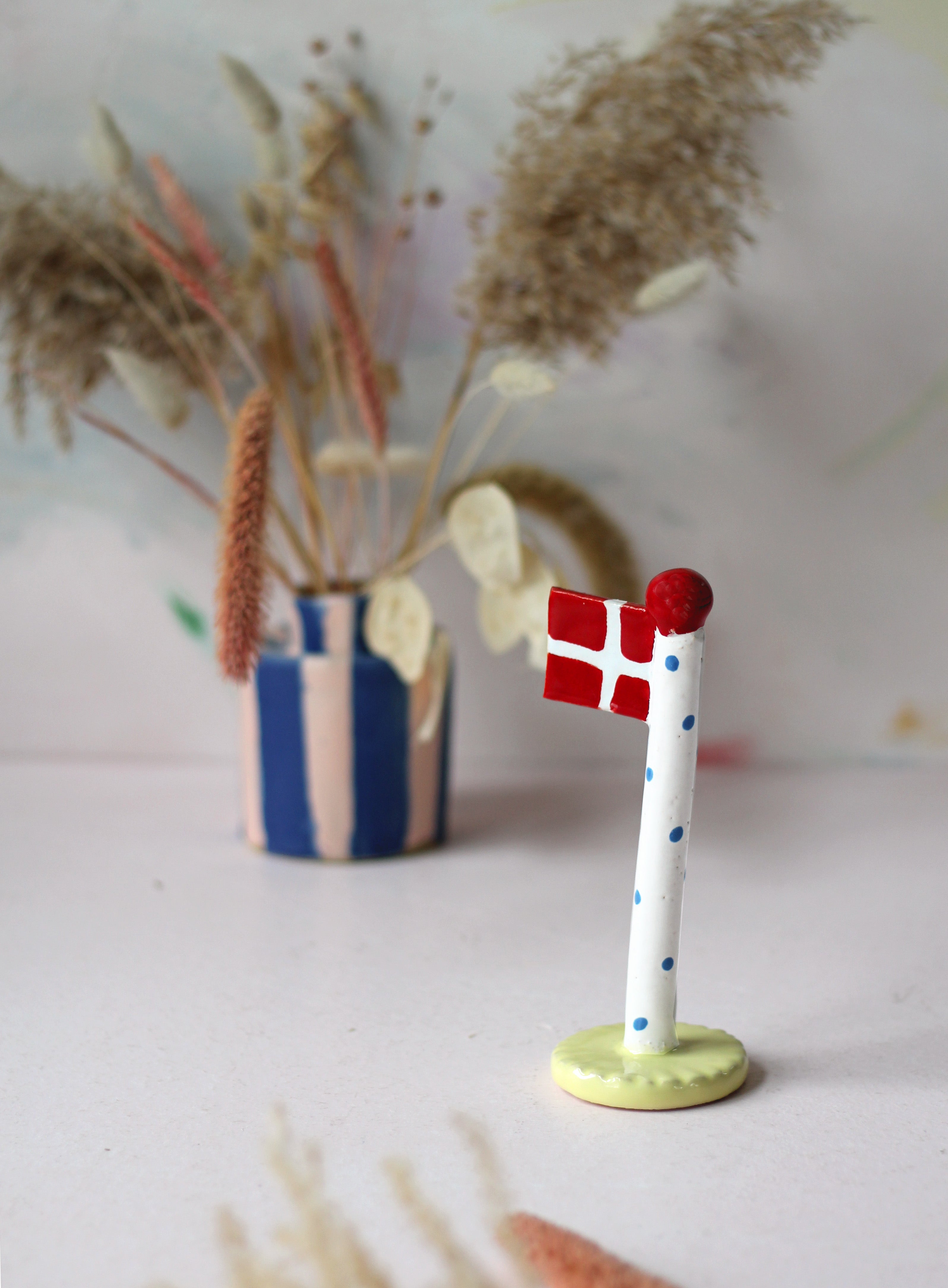 Polkadotflag med lysegul fod m. rød knop - H14-18 cm.
